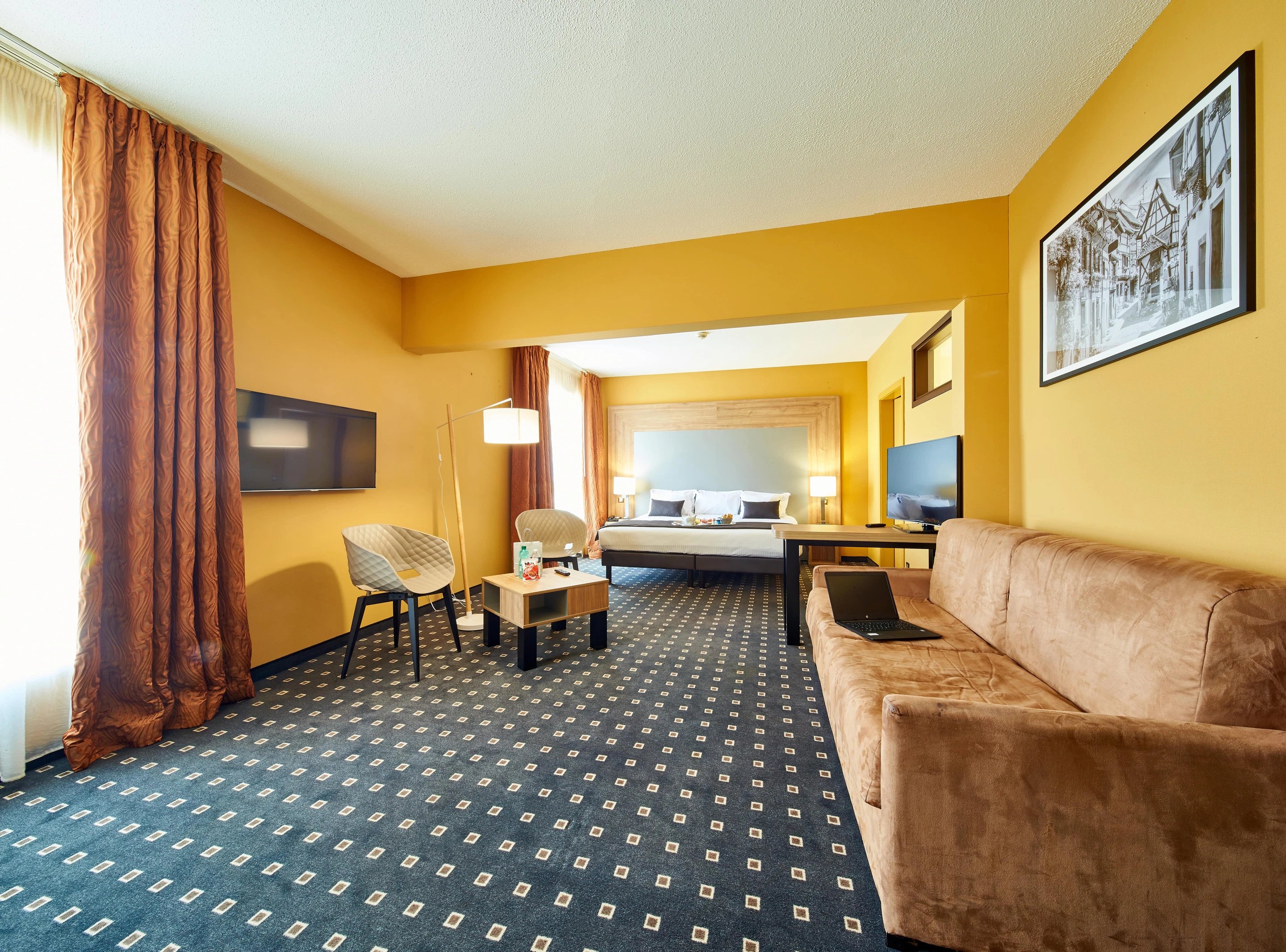 7 Hôtel & Spa Junior Suite with kingsize bed desk and television